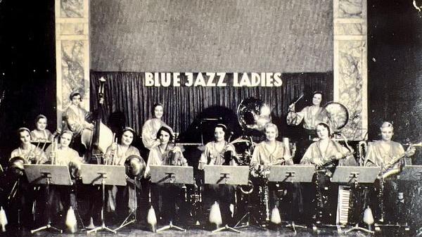 Dieses Foto zeigt die Saxofonistin Clara de Vries mit ihren Jazz Ladies in den frühen 30-Jahren.